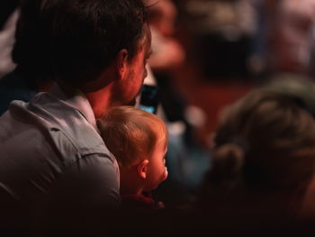 Far og barn ser på orkester